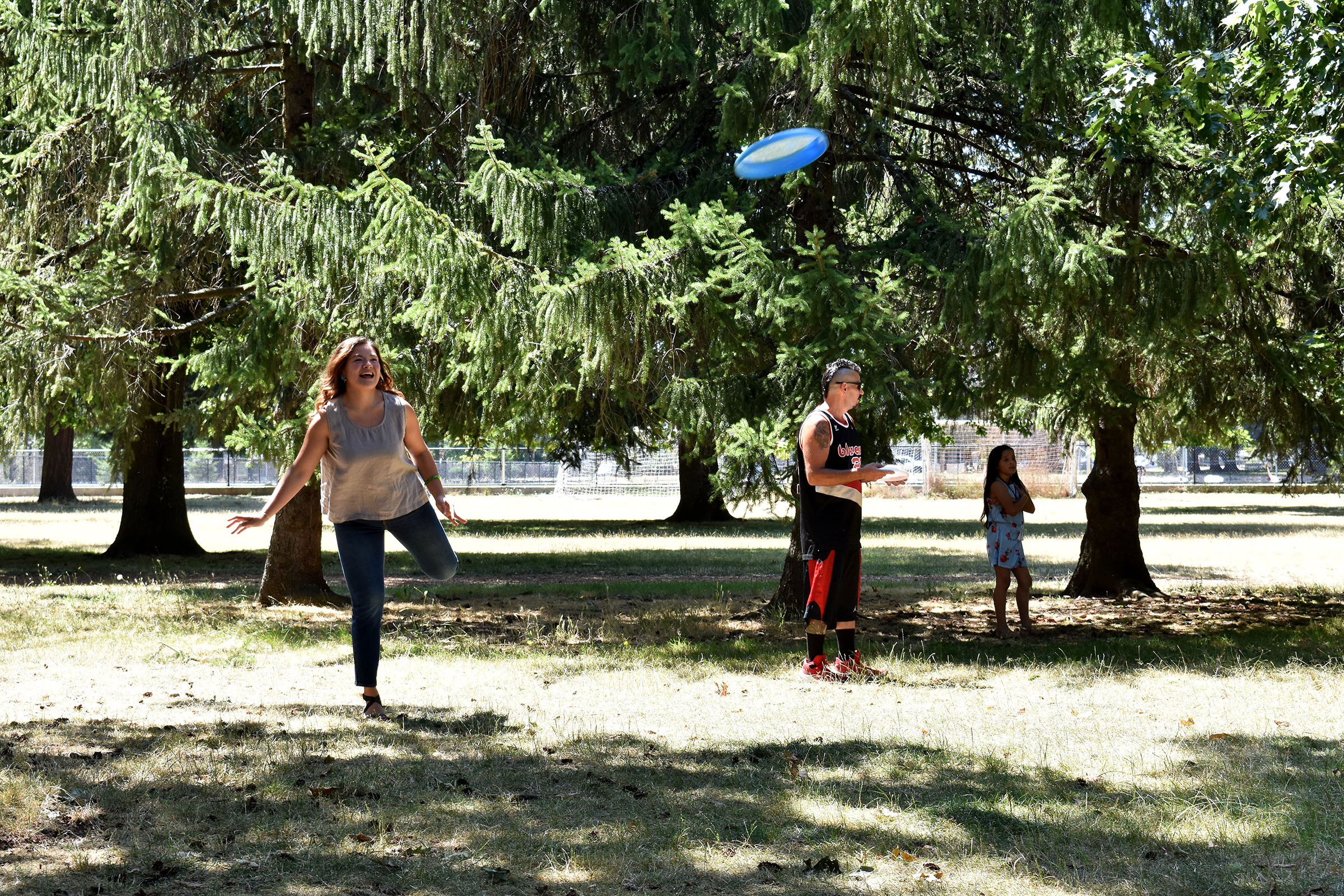 woman playing frisbee